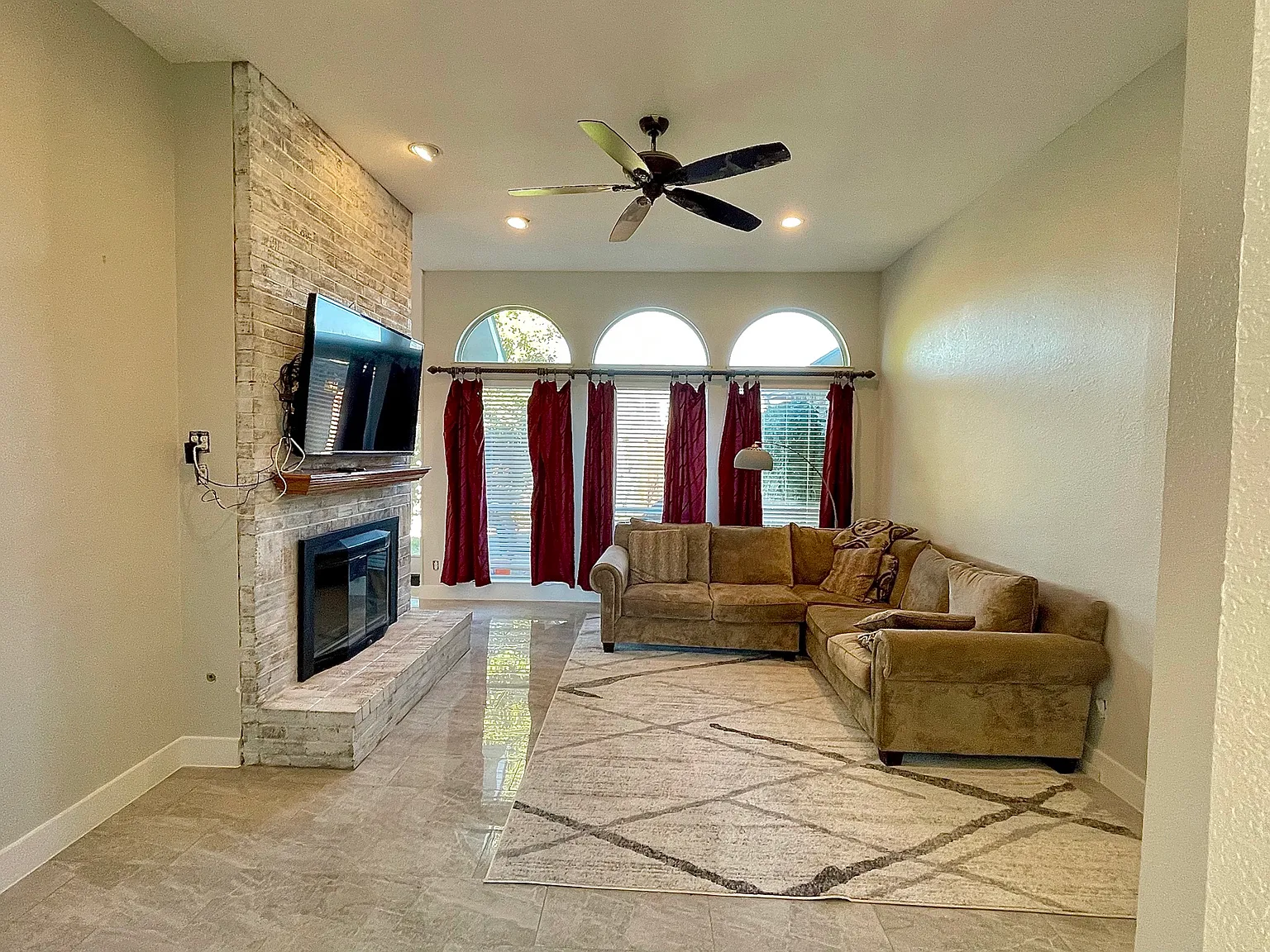 4 bed, 2475 sqft, $860 — Photo 3
