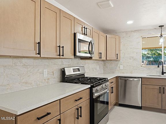 4th image of 3304 E Bellevue St