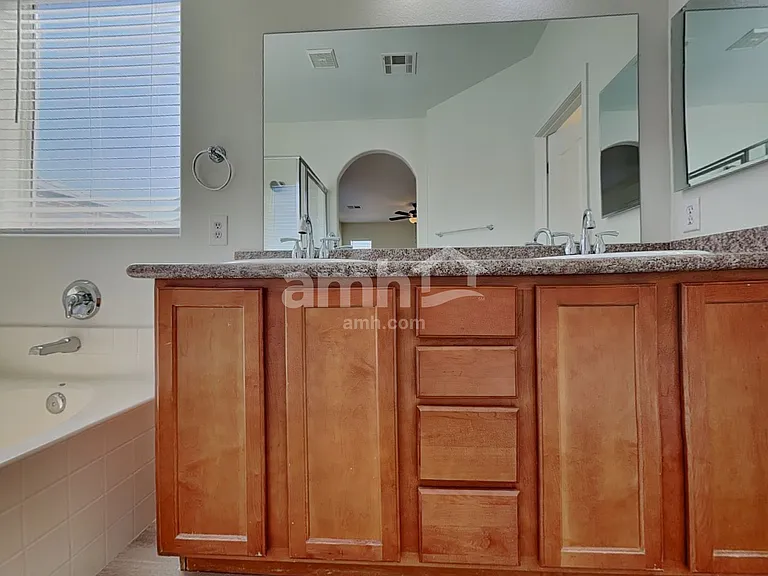 8928 Cambridge Glen Ct — Photo 13