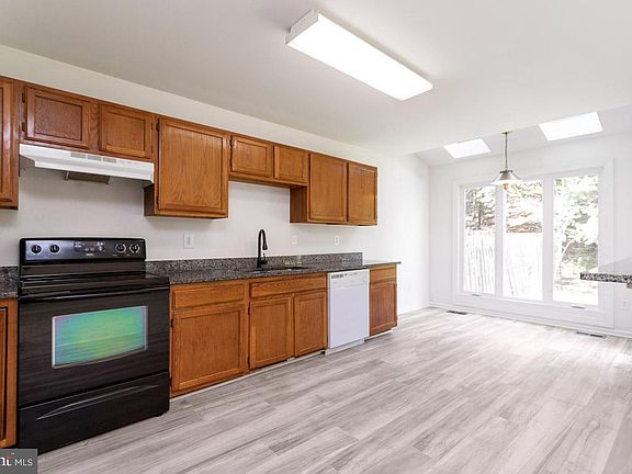 3rd image of 200 Rolling Hill Ct