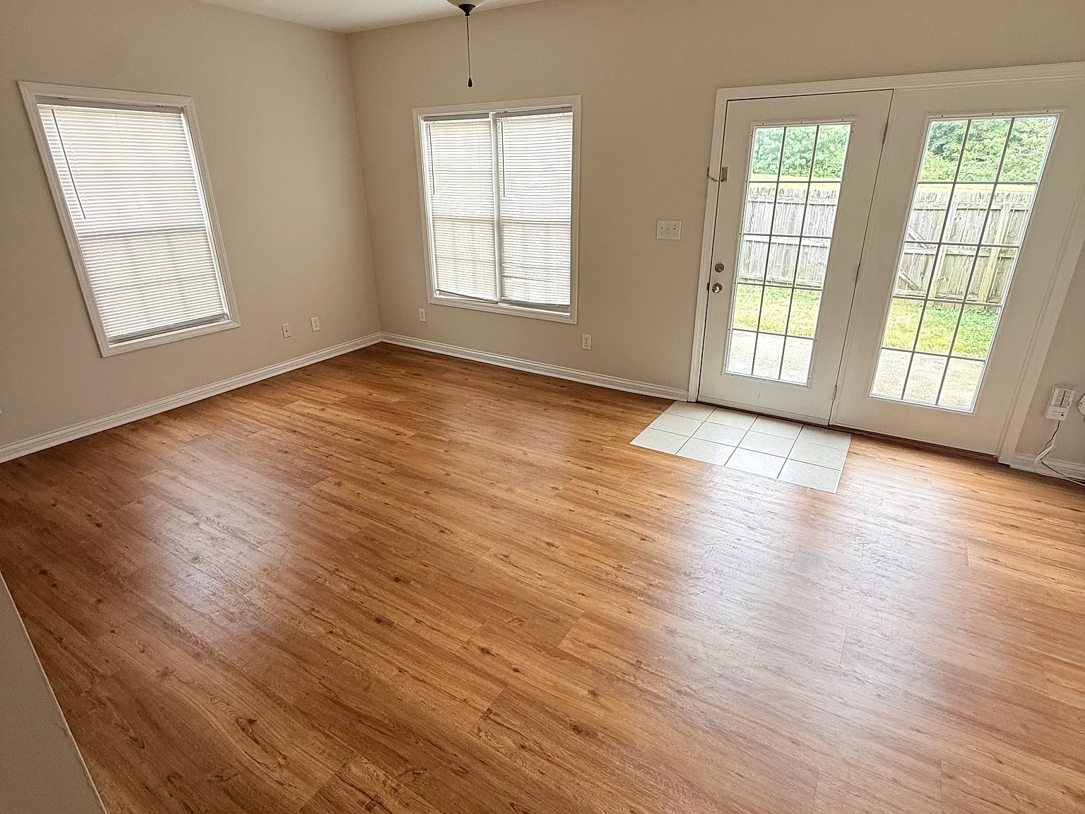 3 bed, 2.5 bath, 1360 sqft, $1,650 — Photo 3