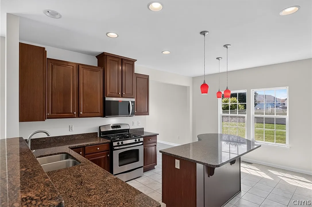 3 bed, 2.5 bath, 2688 sqft, $3,000 — Photo 2
