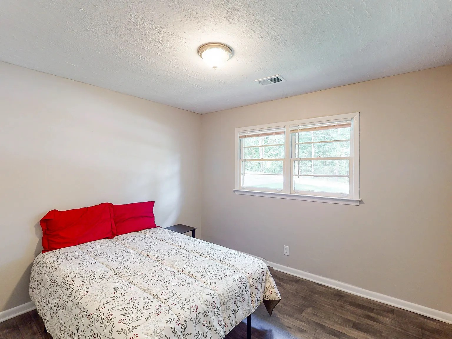 4 bed, 3.0 bath, $750 — Photo 1