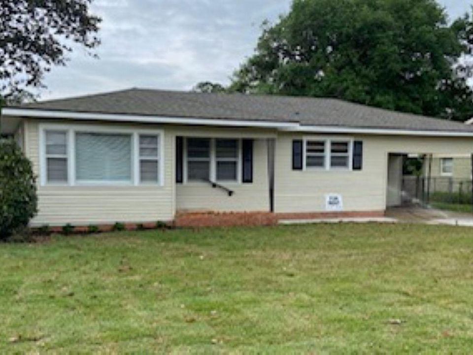 Large front yard & large back yard with work shed