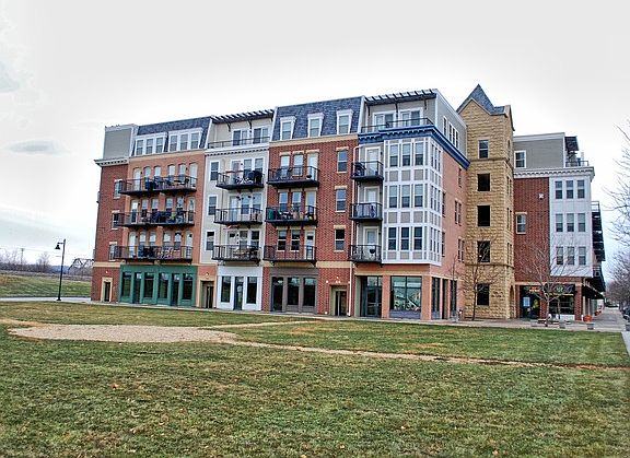 3rd image of 348 River St Unit 3305