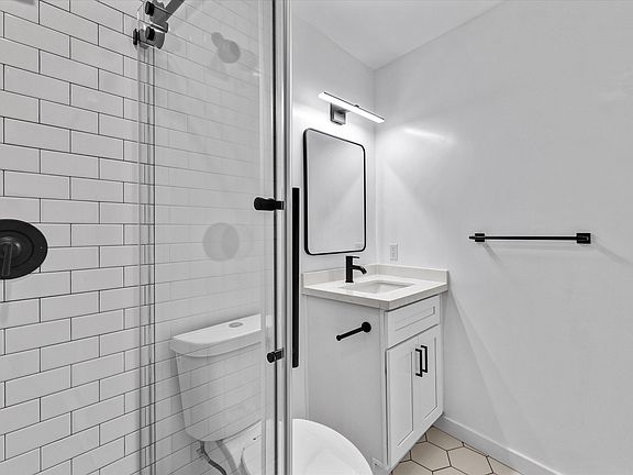 5th image of 933 Hilgard Ave #404B