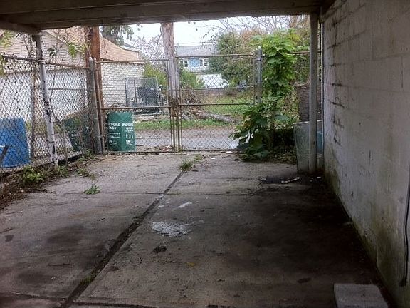 COVERED CAR PORT
