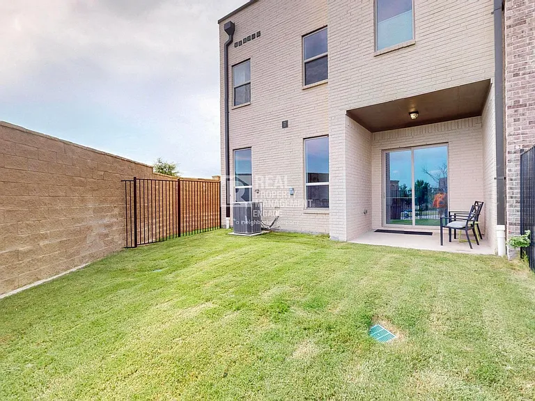 1077 Maverick Dr — Photo 37