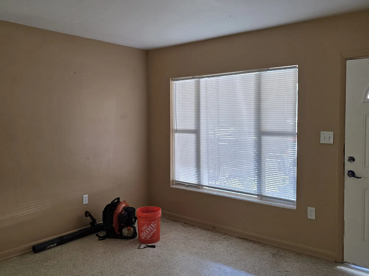 3 bed, 1300 sqft, $2,100 — Photo 4