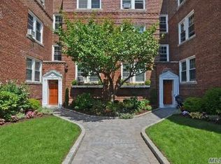 17 Gaynor Ave APT 1C, Manhasset, NY 11030