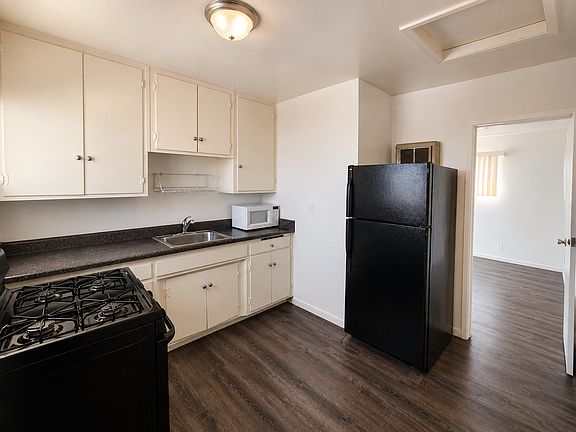 2nd image of 1827 Hornblend St #B
