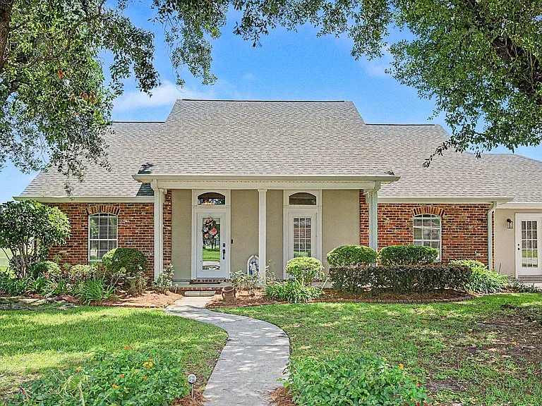 300 Cheyenne Dr — Photo 1