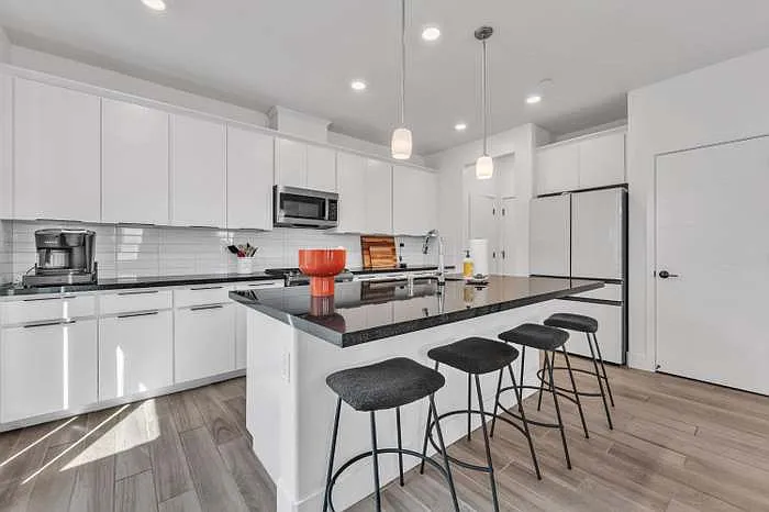 4 bed, 1990 sqft, $3,350 — Photo 4