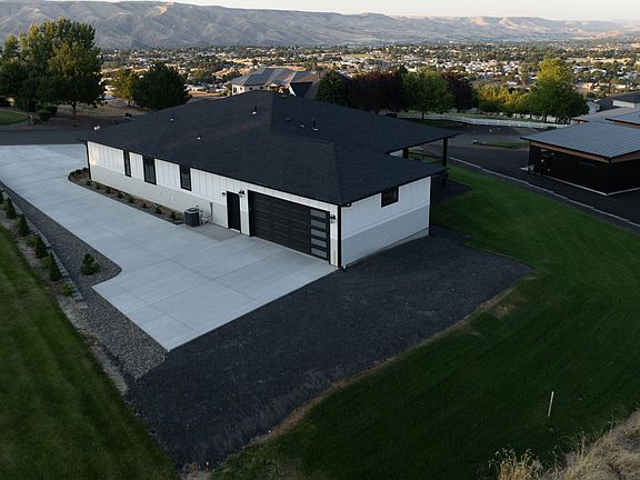 3rd image of 2968 Dove Dr