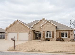 98 Cottonwood Dr, Muscle Shoals, AL 35661