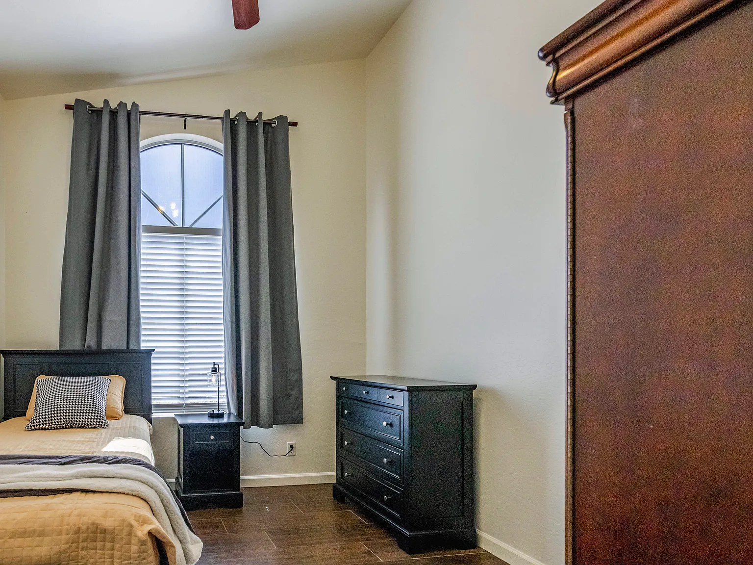 4 bed, 3.0 bath, 2297 sqft, $806 — Photo 2