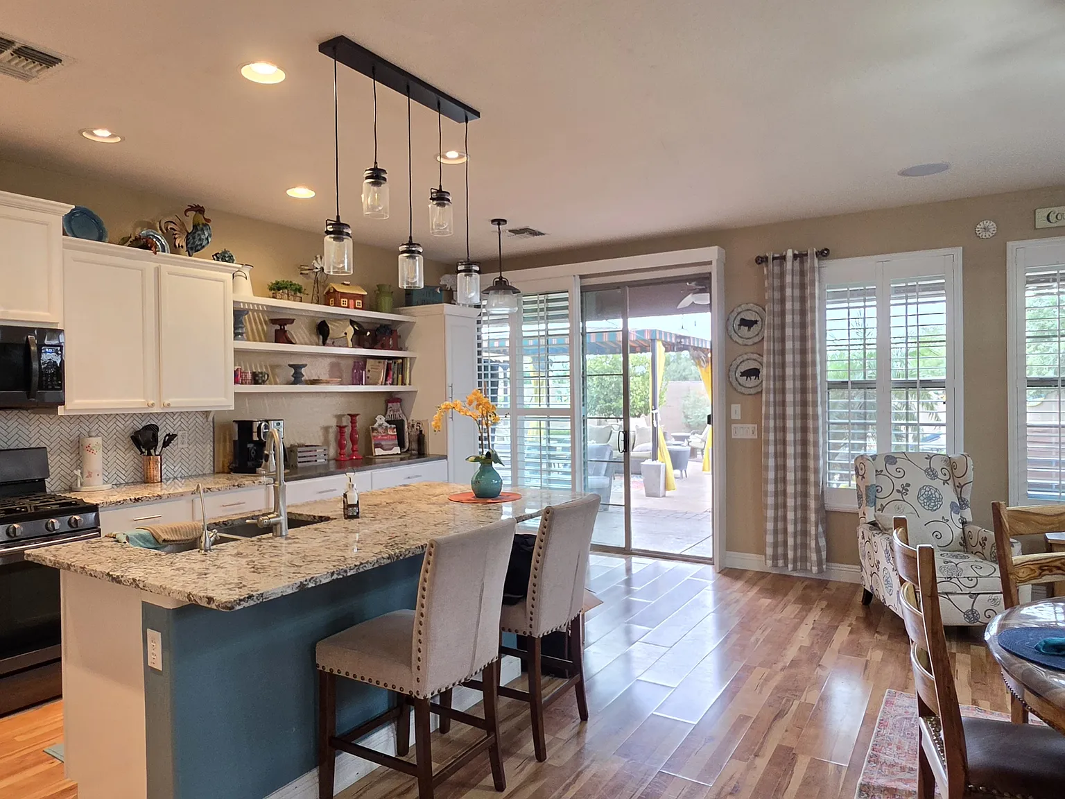 4 bed, 2.5 bath, 2223 sqft, $3,000 — Photo 3