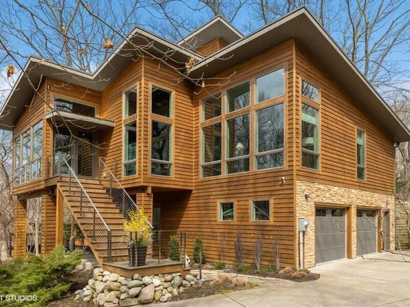 9599 Hillside Dr, Bridgman, MI 49106