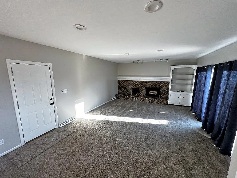 3 bed, 2.5 bath, 2308 sqft, $2,000 — Photo 2