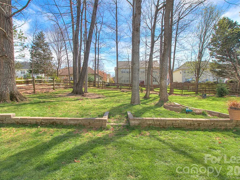 8414 Bampton Dr — Photo 32