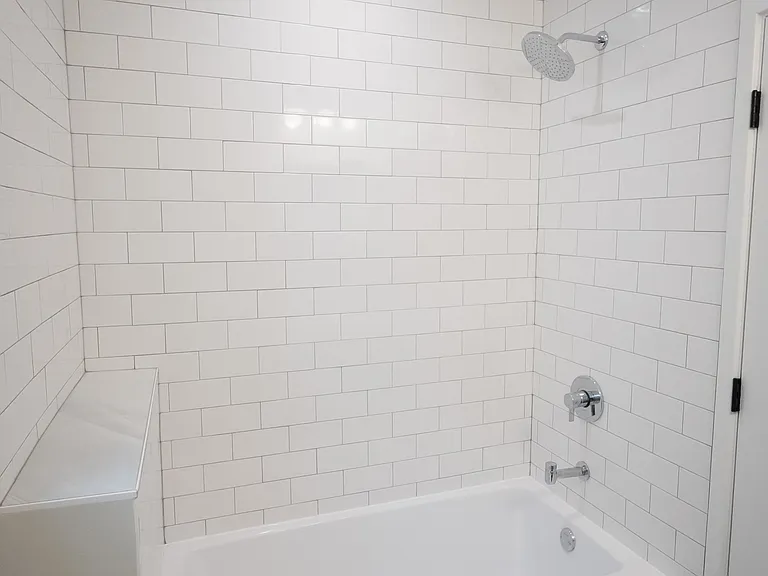 Shared bathroom - Shower / Tub