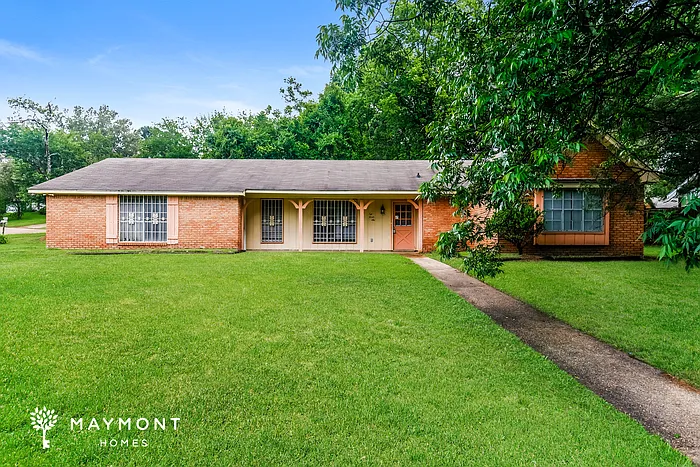 296 Woodcliff Dr — Photo 1
