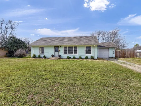 111 Line Dr, Gainesville, TX 76240