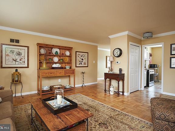 5th image of 649 Azalea Dr APT 4