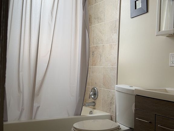 5th image of 629 E 88th Pl