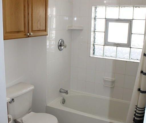 5th image of 1502 W Melrose St #122