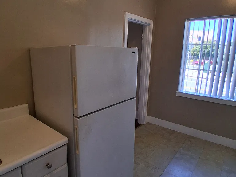 Claremont Towers Apartments — Photo 35