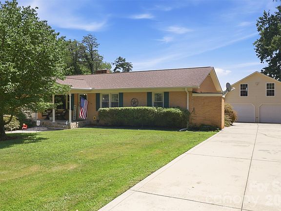 2nd image of 724 Hillcrest Dr