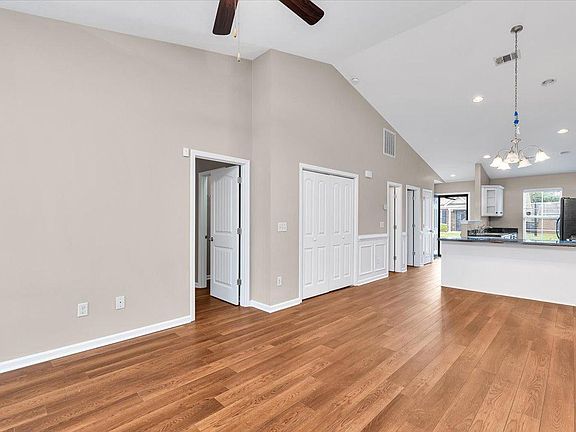 5th image of 2678 York Dr