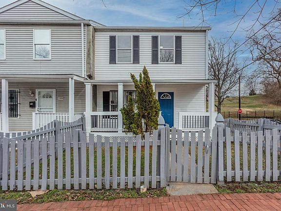 2nd image of 1366 Valley Pl SE