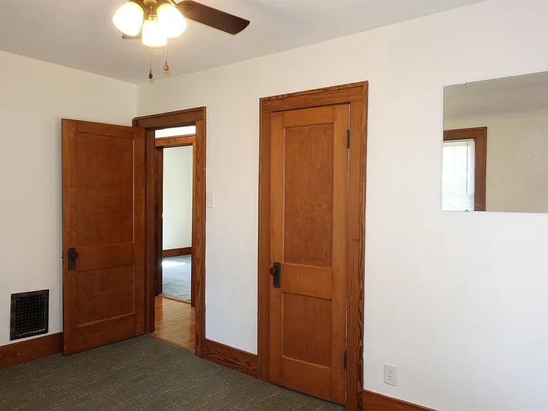 914 E Losey St — Photo 10