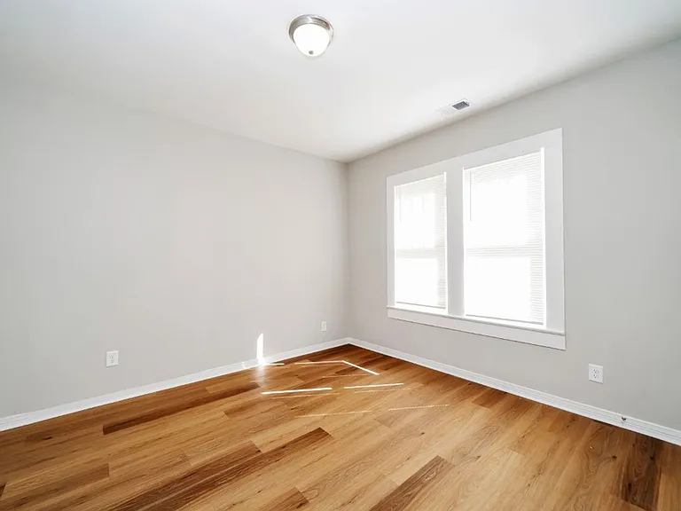 419 Gladys St — Photo 11