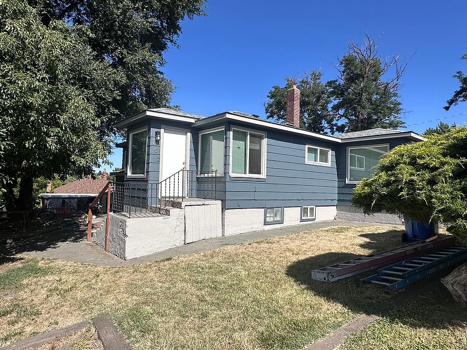 1st image of 702 SE 8th St