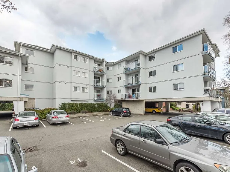 3234 Quadra St — Photo 4