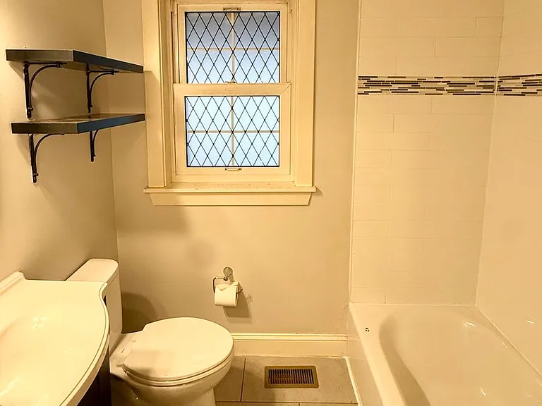 4 Braemore Rd #1 — Photo 12