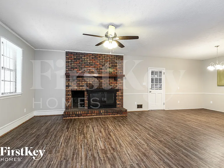 3704 Newport Dr — Photo 3