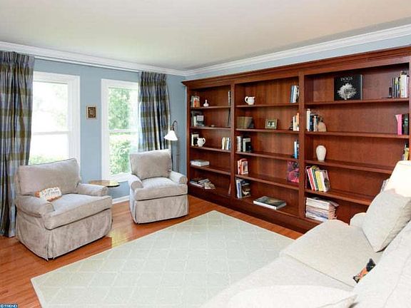 3rd image of 16 Ponds End Dr