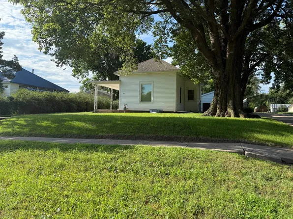 811 W 3rd St, Beloit, KS 67420