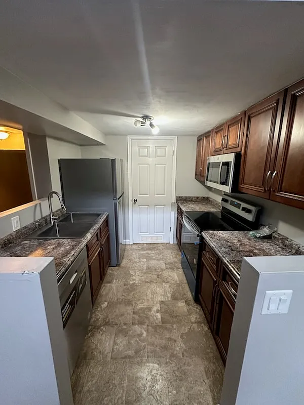 1 bed, 975 sqft, $1,275 — Photo 3