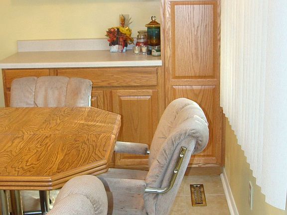 Eat in Kitchen w/ceramic tile floor