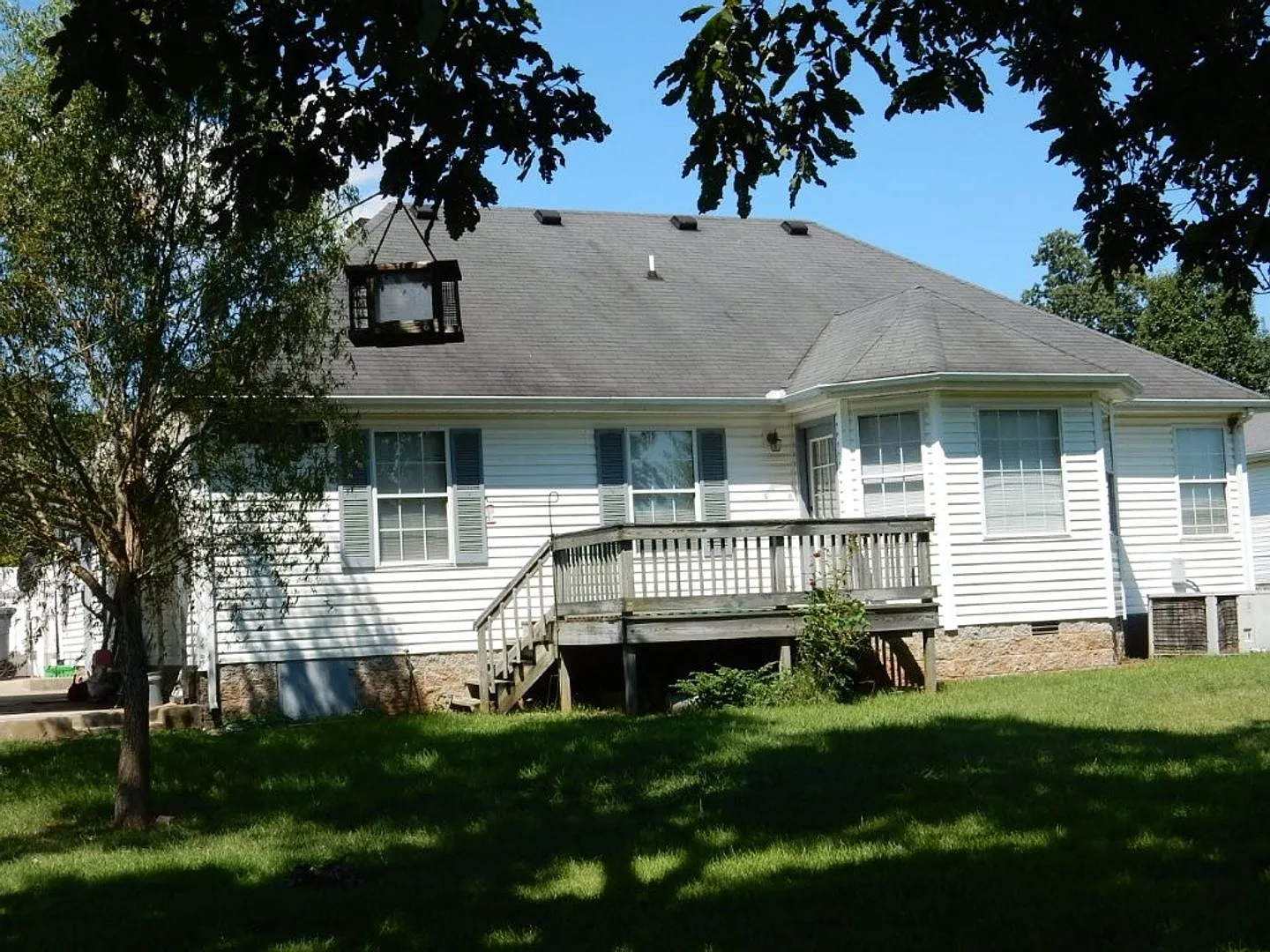 Three bedroom with bonus or could be four bedroom in Laverne a large lot on great Street — Photo 2