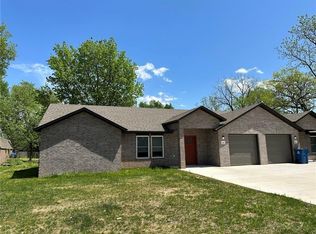 412 S Byers Ave, Gentry, AR 72734