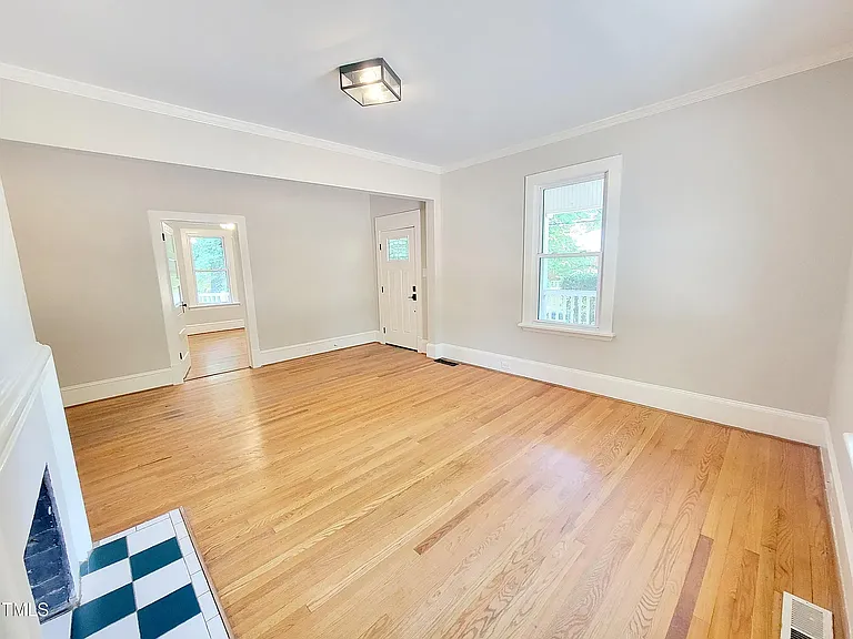 Livingroom with fireplace (non-functional)