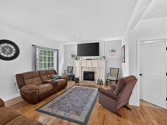 3rd image of 704 Cherry St
