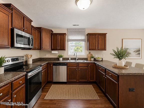5th image of 210 Marsh Haven Drive