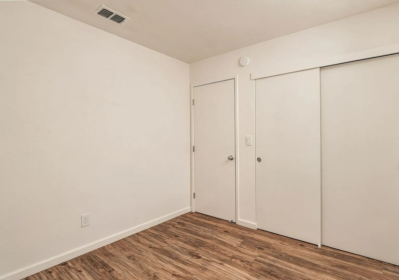 This is a 1,552 SQFT Single Family Home — Photo 1
